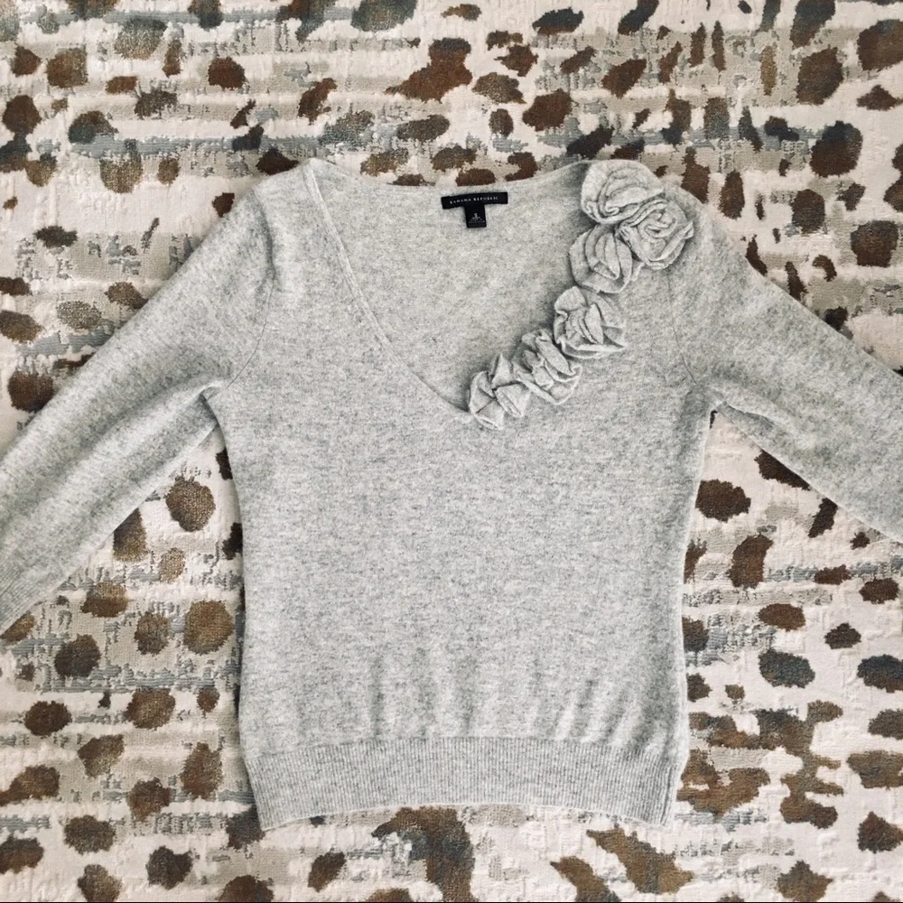 GREY V NECK SWEATER WITH FLOWERS